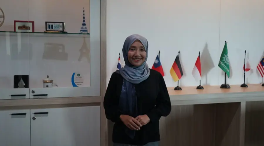 Kisah Menyentuh Maneerat Buntem: Mahasiswi 56 Tahun yang Menapaki Jalur Ilmu di UMSurabaya