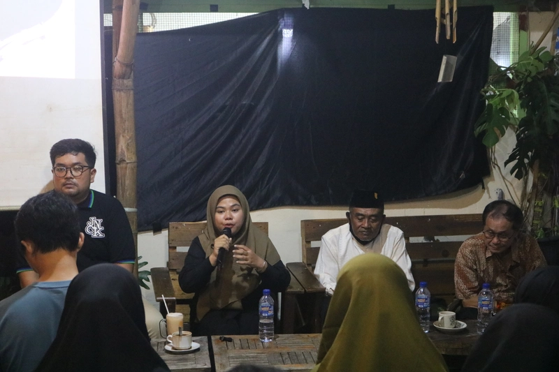 Pembicara dalam September Hitam (dari kiri) LBH Surabaya, HPKP PC IMM Kota Surabaya, masyarakat sipil perwakilan FM3, dan Dosen Ilmu Politik Universitas Airlangga (Jabir/PWMU.CO)