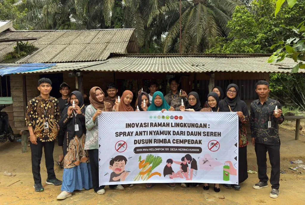 Mahasiswa KKNMAs 2025 Sosialisasikan Spray Anti Nyamuk dari Serai di Dusun Rimba Cempedak
