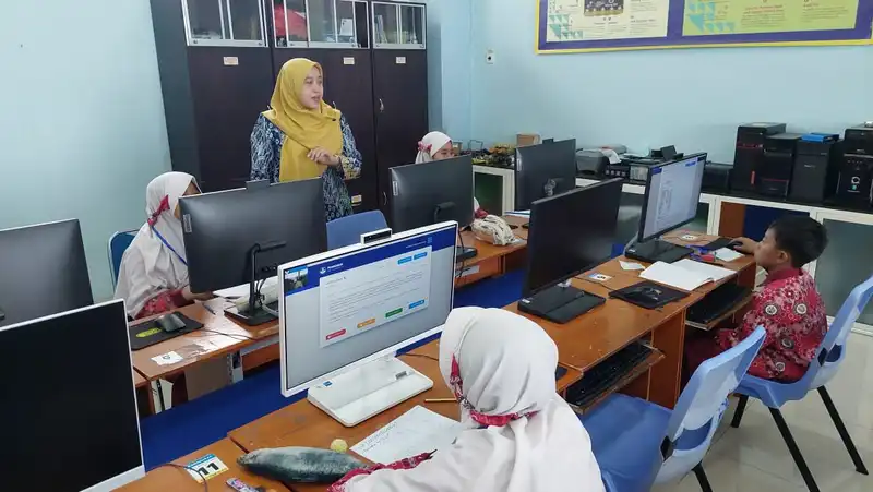 Kepala SD Muhammadiyah Manyar memantau proses Gladi ANBK (Pradita Eka PutriPWMU.CO)