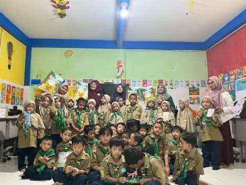Komik Digital ‘Reforest’ Karya Dosen UM Surabaya Diterapkan di SD Muhammadiyah 7 Surabaya untuk Edukasi Peduli Lingkungan