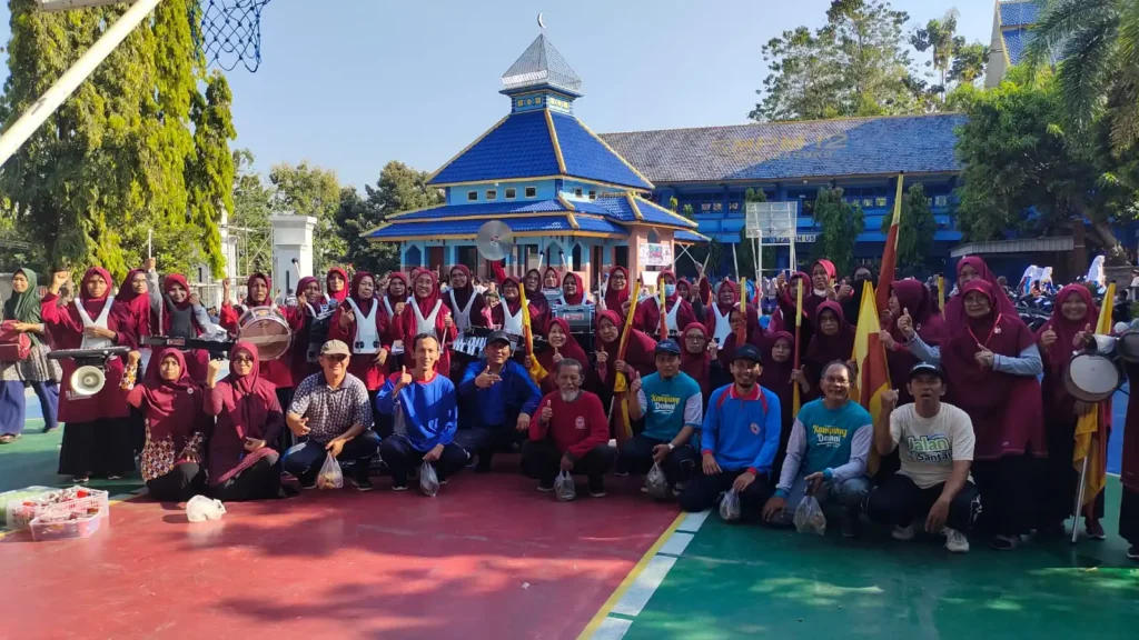 Tak Hiraukan Umur, Drumband Emak-emak Aisyiyah Sendangagung Tampil Memukau di Jalan Santai Spemudas