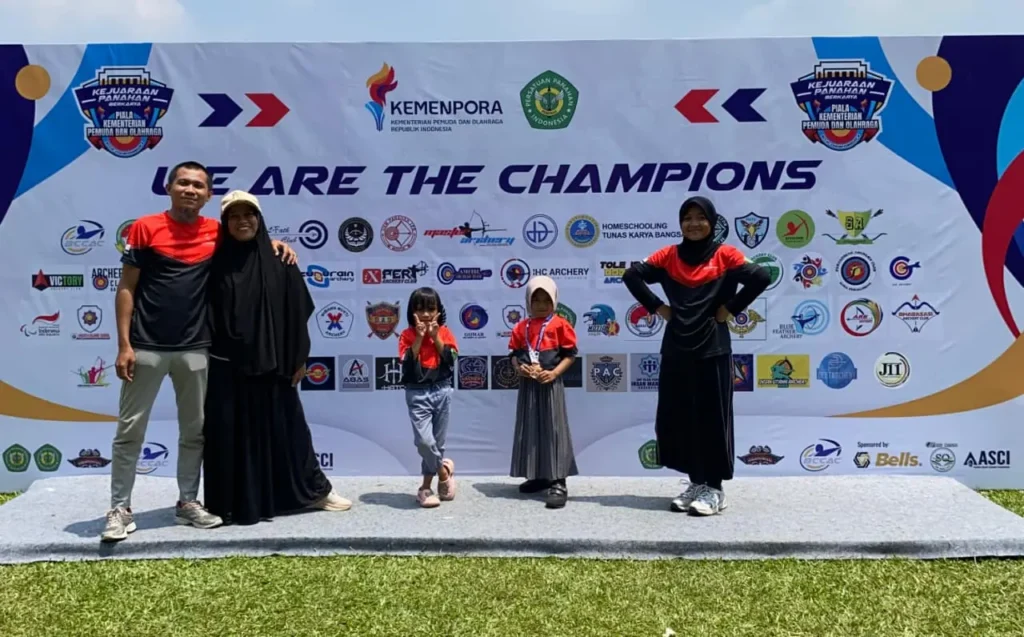 Shofiyah Risakti Rahmah, Siswi SD Sakri, Borong Tiga Medali di Kejurkab Panahan Sidoarjo