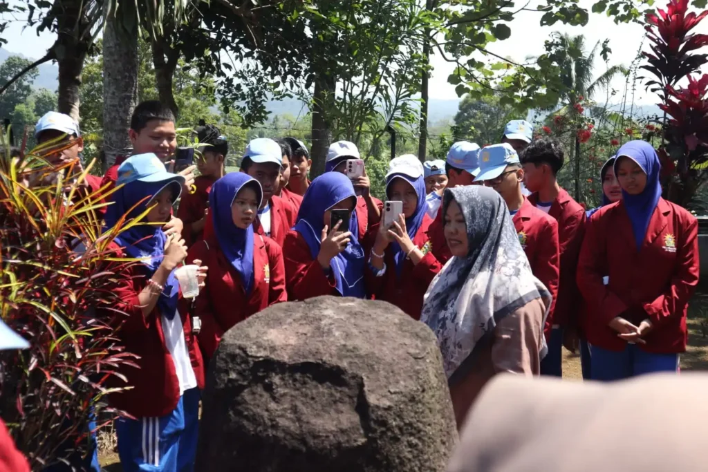 Menengok Pembelajaran Sejarah SMA Muhammadiyah 3 Jember di Situs Duplang Desa Kamal