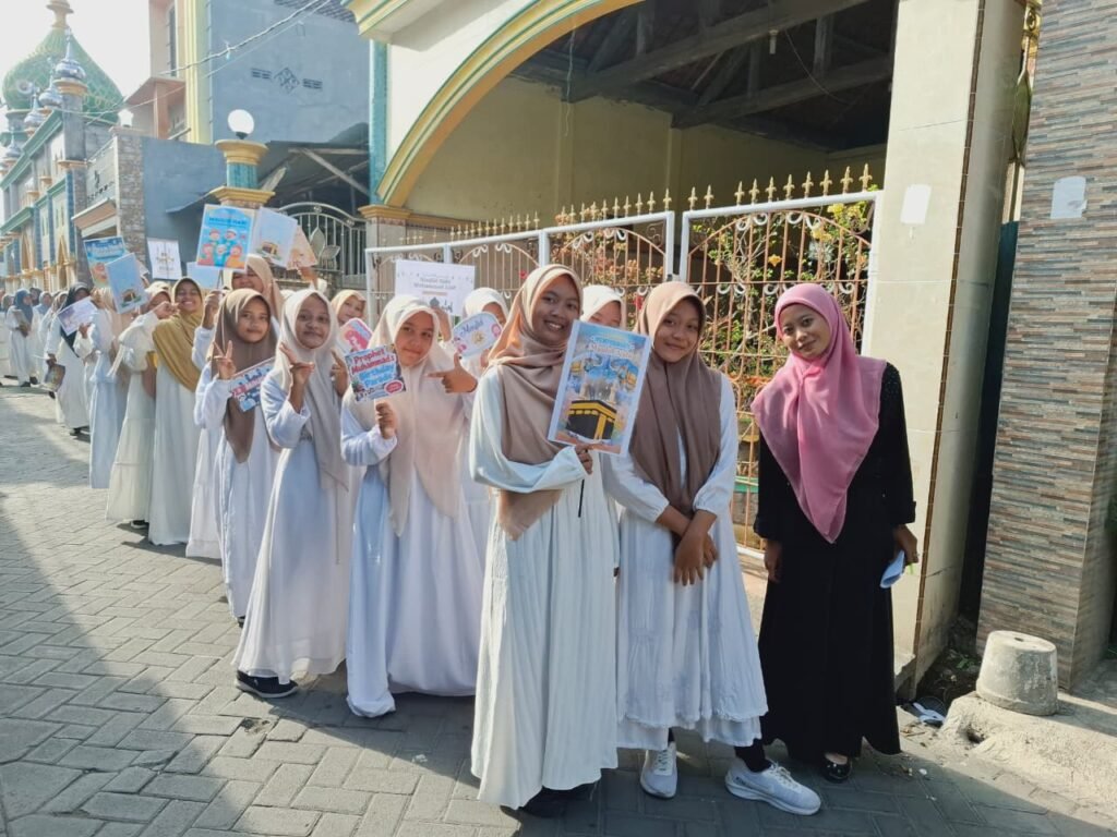 SMP Muhammadiyah 8 Gresik Nyalakan Semangat Maulid Nabi dengan Pawai, Kaligrafi, dan Pildacil