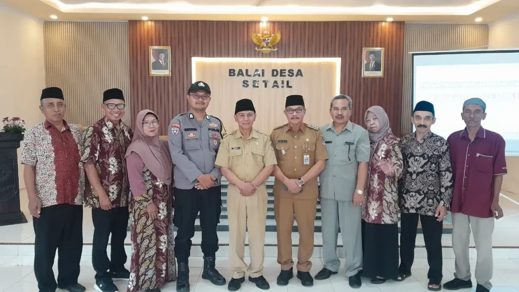 Kontributor PWMU.CO Dampingi Camat Genteng Melantik Pj. Kepala Desa Setail