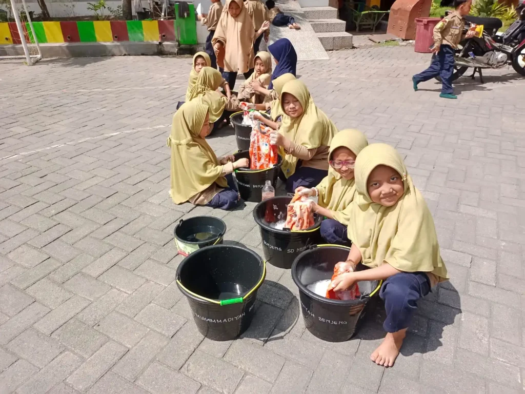 Siswa-siswi SD Muhammadiyah Benjeng Ramaikan Pembelajaran Kurikuler dengan Sabun “Wasik”