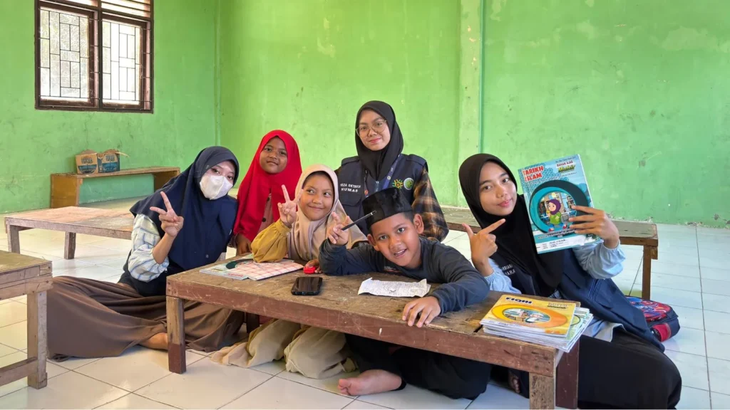 Perkuat Pondasi Agama, Mahasiswa KKNMAs 101 Dampingi Anak-Anak Belajar di MDA Kerinci Kanan
