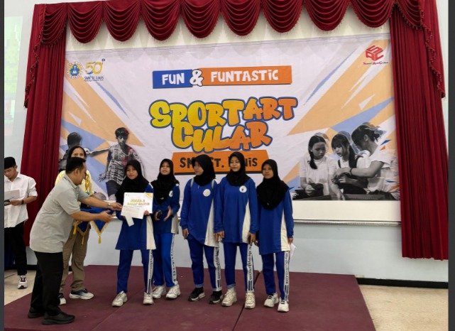 Lawan SMP Negeri dan Swasta se-Surabaya, Tim Futsal Putri SMPM7 Surabaya Raih juara 2