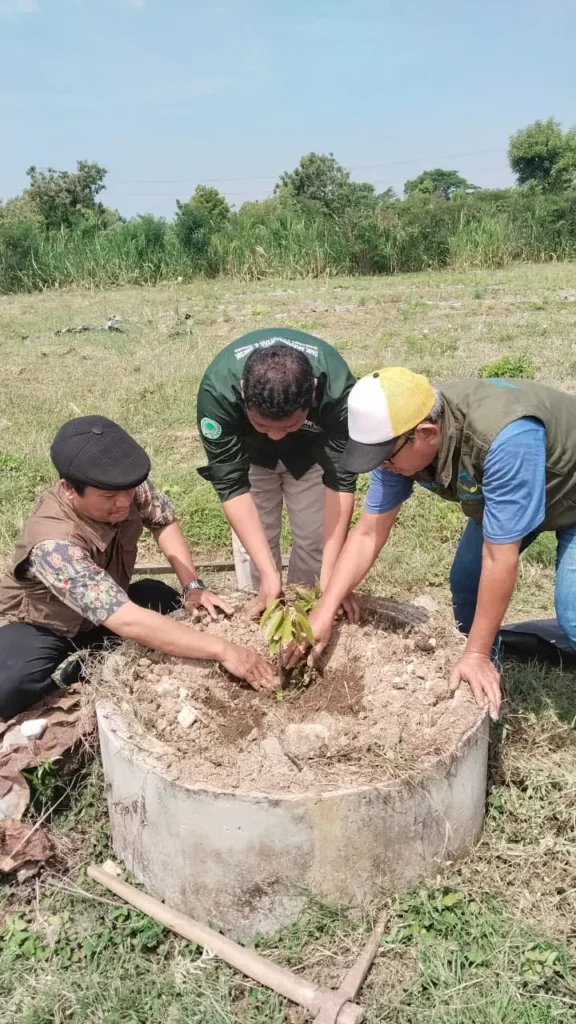 SMK Mulia Tanam Pohon Durian sebagai Simbol Lingkungan Sehat