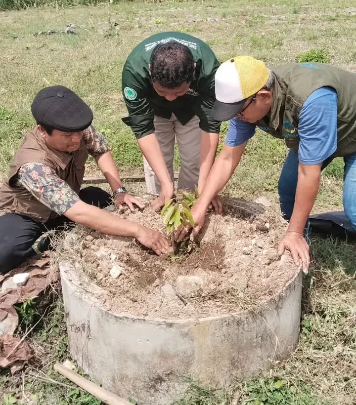 SMK Mulia Tanam Pohon Durian sebagai Simbol Lingkungan Sehat