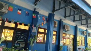Lorong Kelas SD Muhammadiyah 3 Ikrom Wage Tampak Asri dengan Tanaman Gantung
