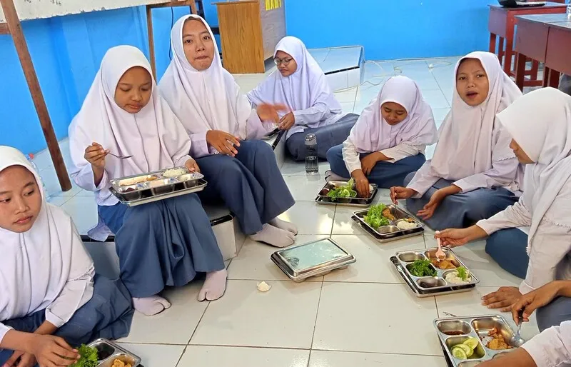 Program MBG Perdana di Mamsaka Disambut Positif, Wali Siswa Harapkan Lahirnya Generasi Sehat dan Cerdas