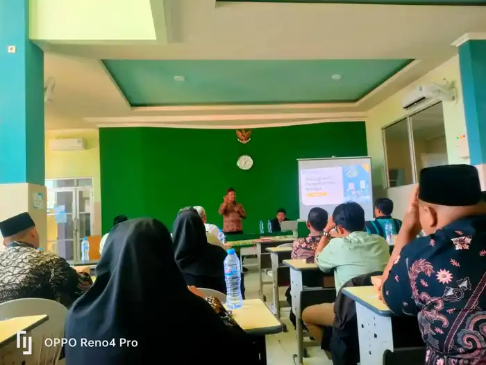 Menggugah Semangat: Guru Ismuba Surabaya Dalami Konsep Deep Learning