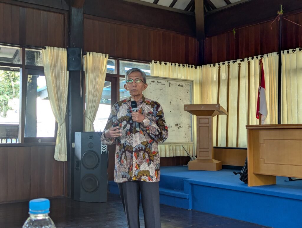 Dari Fakta ke Cerita: Zainal Arifin Emka Ajarkan Seni Menulis Feature