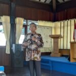 Dari Fakta ke Cerita: Zainal Arifin Emka Ajarkan Seni Menulis Feature