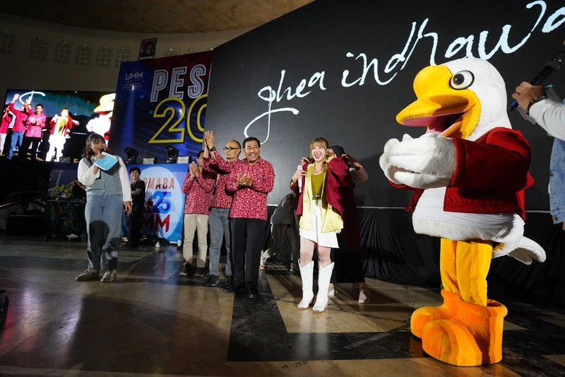 Penuh Semangat dan Haru, Ghea Indrawari dan Aci Resti Meriahkan Penutupan Pesmaba UMM