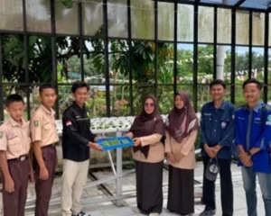 KKN-MAs UMM Perkenalkan Pertanian Modern: POC dan Hidroponik NFT di SMKN 1 Lubuk Dalam