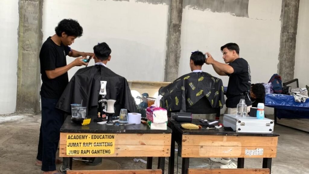 Potong Rambut Gratis, Cara Masjid Baitul Fadli Dekat dengan Jamaah