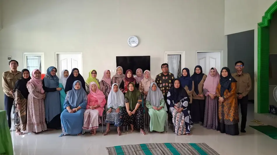 Social Day, Siswa SMK Teladan Berbagi Kasih di Griya Lansia