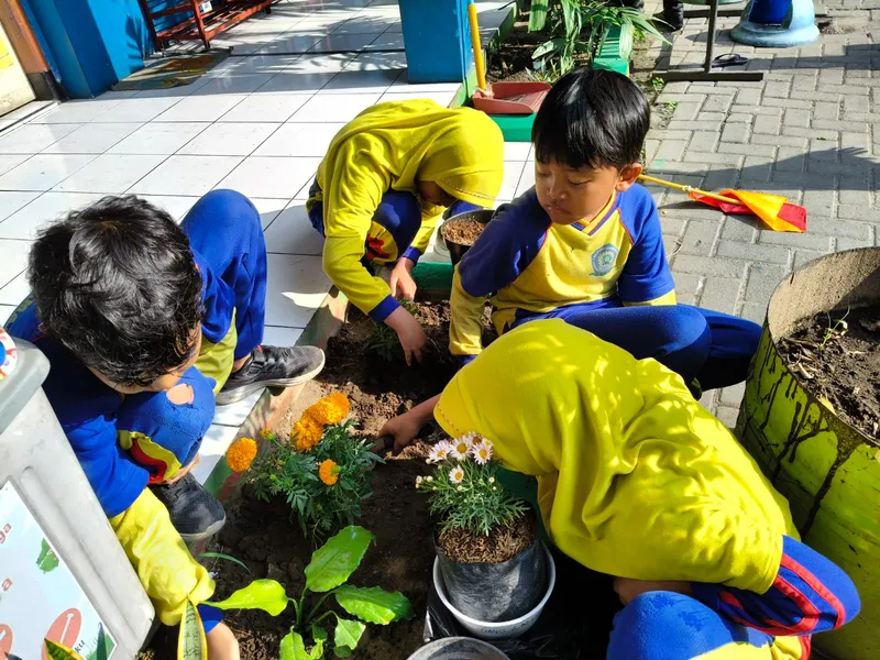 Tumbuhkan Jiwa Kebersamaan Dalam Cinta Lingkungan di Frisa Camp