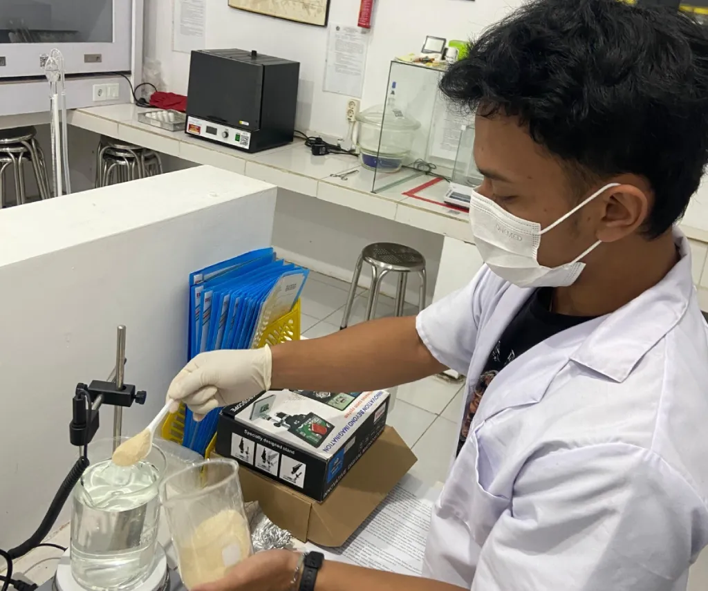 Mahasiswa UMM Ciptakan NanoChito untuk Atasi Racun Limbah Tambak Udang