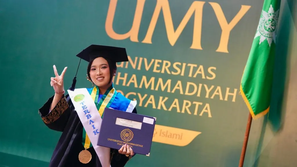 Di Kampus Islam, Mahasiswi Hindu Ini Jadi Wisudawan Terbaik UMY