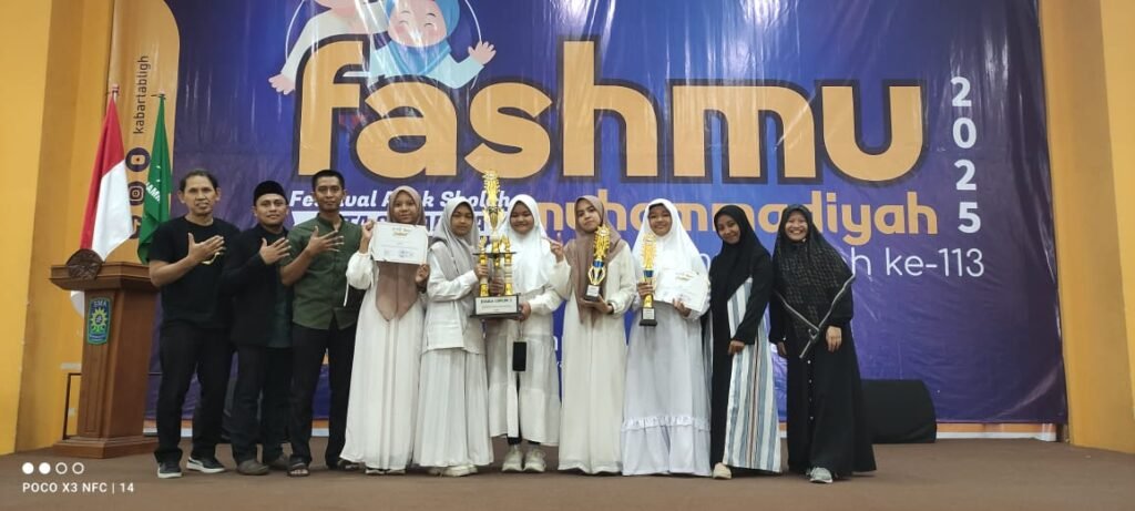 SMP Muhammadiyah 5 Surabaya Raih Juara Umum 1 di FashMu 2025