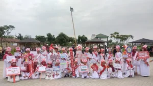 Siswa MIM SAINSQU Balong Meriahkan Karnaval HUT ke-80 RI