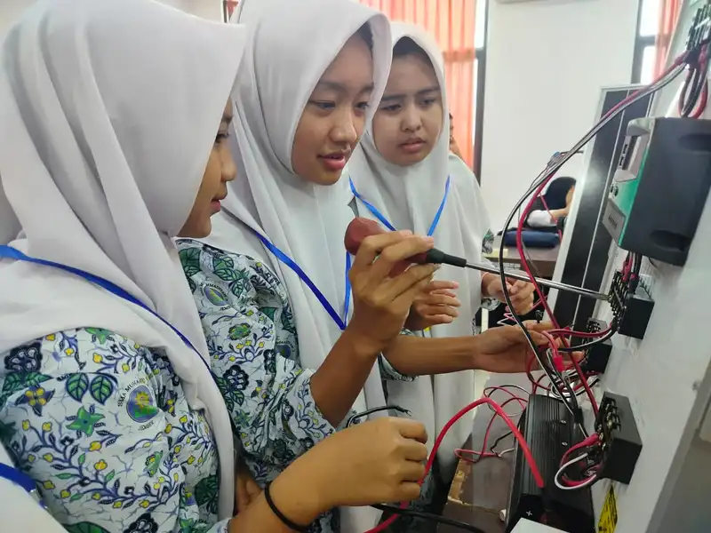 Pemanfaatan Energi Alternatif: Puluhan Siswa Smamga Ikuti Edukasi dan Pelatihan