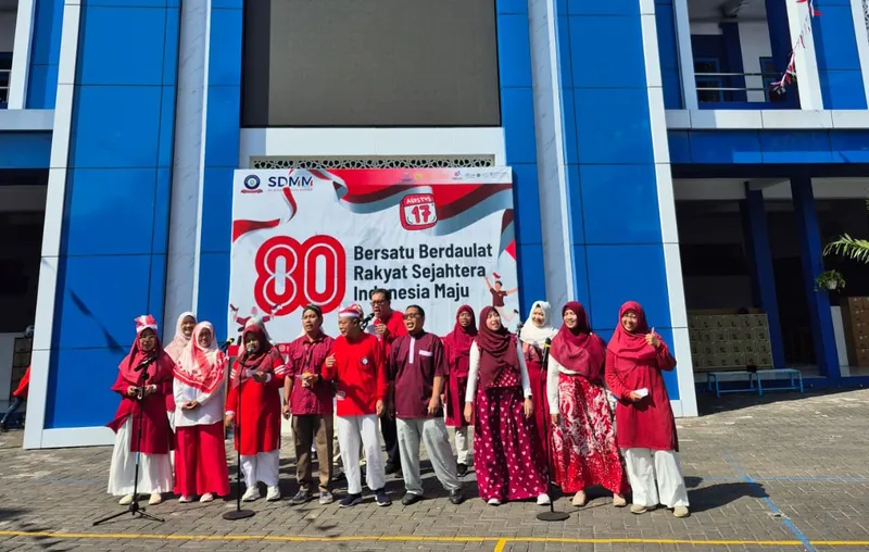 Tak Hanya Upacara, Guru-Guru SDMM Gresik Ramaikan HUT RI dengan Musikalisasi Puisi