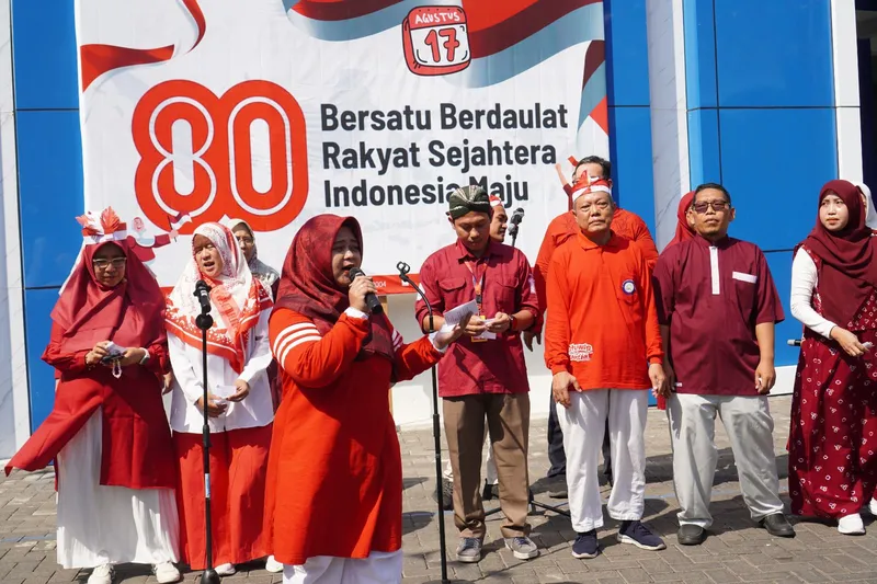 Penampilan pembacaan puisi oleh ustazah nita (Muhammad Khoirul Anwar/PWMU.CO)