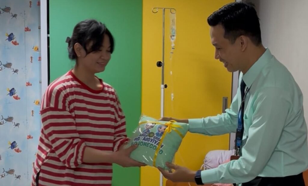 Senyum Manis di HPN: RS Aisyiyah Bojonegoro Bagikan Bingkisan untuk Pasien dan Pengunjung