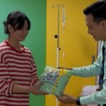 Senyum Manis di HPN: RS Aisyiyah Bojonegoro Bagikan Bingkisan untuk Pasien dan Pengunjung