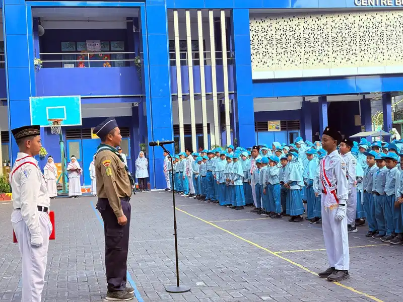 Mukromin Latif SPd Ketua Kwarda HW Gresik menyampaikan amanat upacara di halaman SD Muhammadiyah Manyar Gresik.(Achmad Nazaruddin/PWMU.CO)