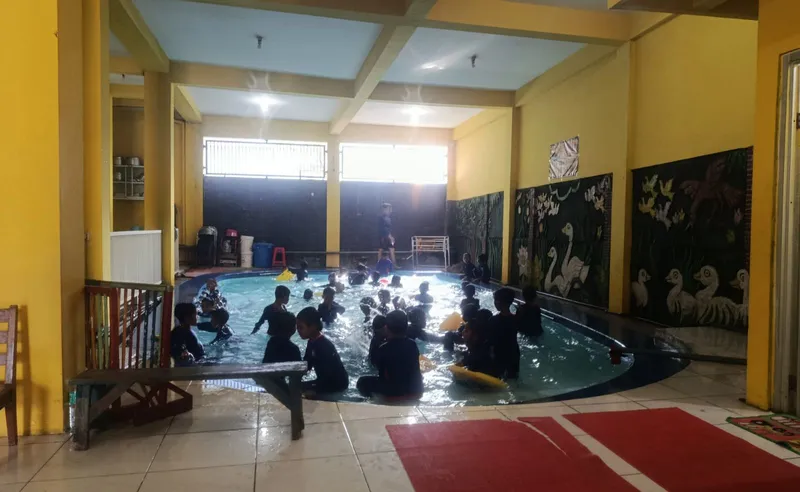 Dari Cebur-Cebur Hingga Berani Meluncur: Keseruan Renang Kelas 1 SDMM