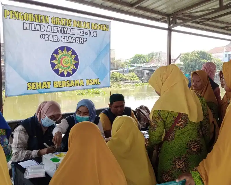 Tim medis Rumah Sakit Muhammadiyah Lamongan adakan pengobatan gratis (Istimewa/PWMU.CO)