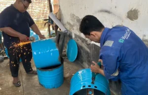 Kurangi Polusi, KKN-T 23 Umsida Ciptakan Tong Sampah Ramah Lingkungan