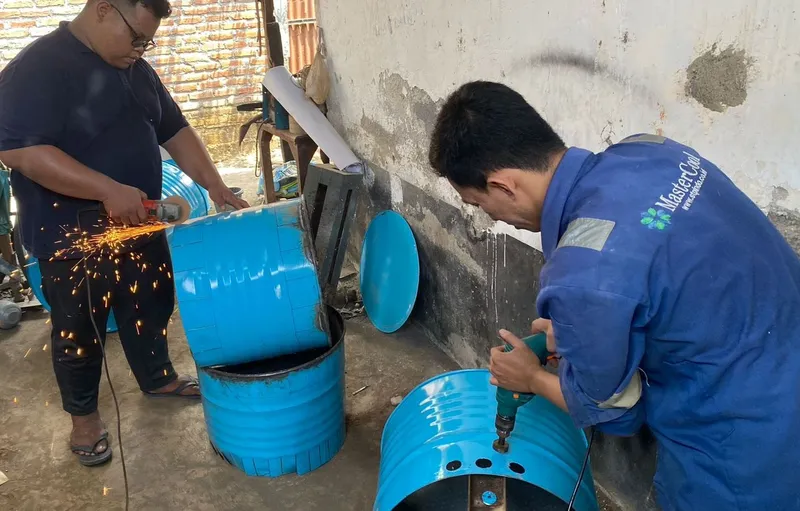 Kurangi Polusi, KKN-T 23 Umsida Ciptakan Tong Sampah Ramah Lingkungan