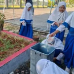 MI Islamiyah Mojopetung Bangun Jiwa Peduli Lingkungan Lewat Program Selasa Bersih