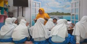 Klub Literasi SD Mugres Latih Anggota Jadi Jurnalis Cilik (2). (Abizar Purnama/PWMU.CO)