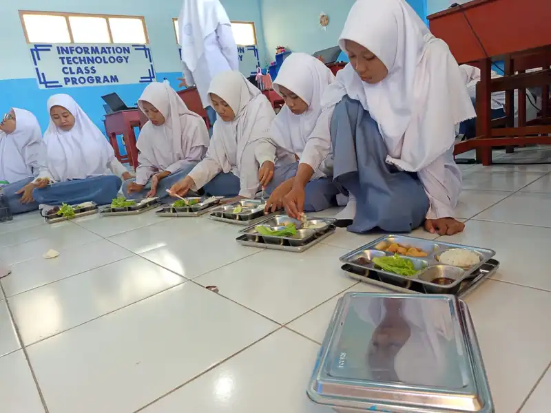 MBG Perdana di Mamsaka, Antusias Belajar Siswa Meningkat