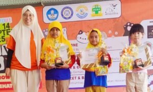 Dua Siswa Sekolah Kreatif Baratajaya Raih Juara Lomba Mewarnai Pet Festival 2025