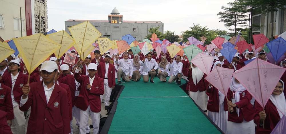 Layang-Layang Berwarna Warnai MOX 2025 UM Surabaya, Begini Simbol Harapan Gen-Z