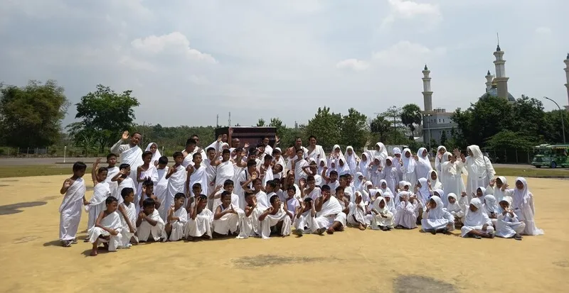 Para siswa MIM 08 Kandangsemangkon foto bersama setelah kegiatan manasik haji. Foto: M. Mahmud/PWMU.CO.