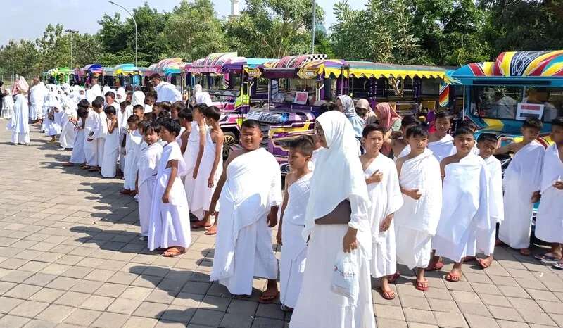 Naik Bus Tayo, 130 Siswa MI Muhammadiyah 08 Kandangsemangkon Antusias Ikuti Manasik Haji