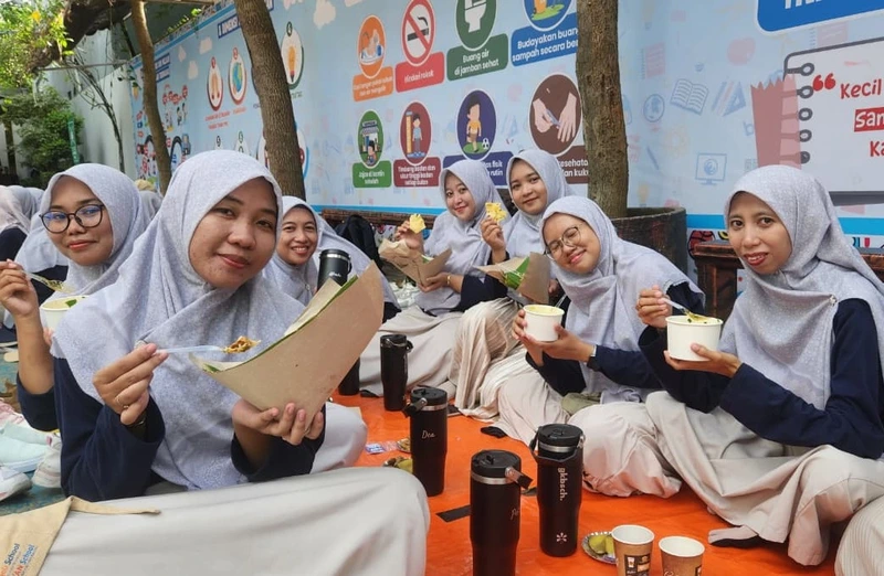 Gukar MGKB menikmati sarapan sehat bersama setelah kegiatan jalan sehat dalam rangka acara One Day Sport #3 dengan tema Striving for Health Together (Foto: Dyah Nurmalita Sari/PWMU.CO)