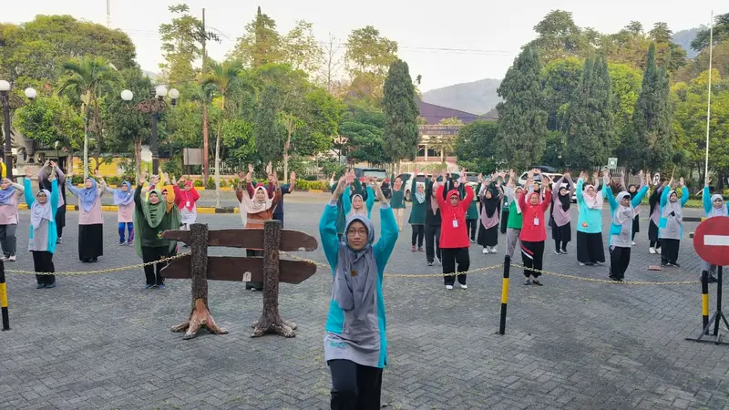 Senam Lansia, Fun Game, dan Yel-Yel Semarakkan Kebersamaan Rakerpim PDA Gresik