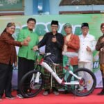 Kemeriahan Jalan Sehat serta Pawai Gebyar Milad Muhammadiyah ke-113 dan Aisyiyah ke-108 PCM Wiyung