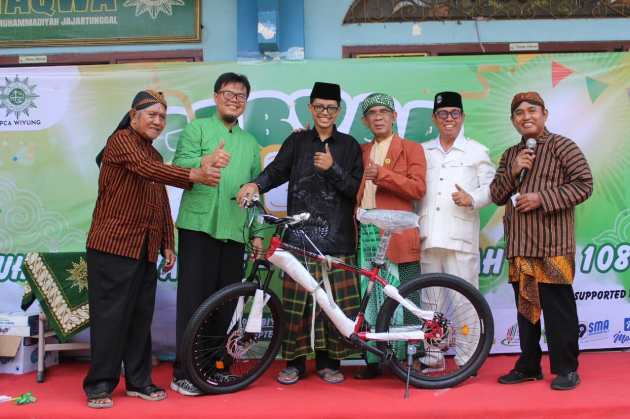 Kemeriahan Jalan Sehat serta Pawai Gebyar Milad Muhammadiyah ke-113 dan Aisyiyah ke-108 PCM Wiyung